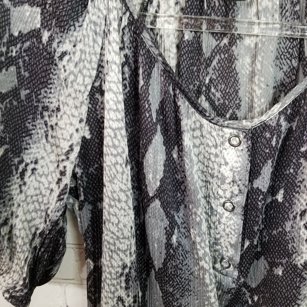 Bebe 100% silk Snake skin print Blouse size Small - Picture 7 of 8